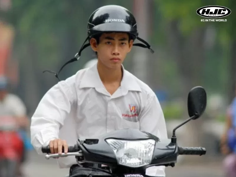 Đội mũ bảo hiểm nhưng không cài quai