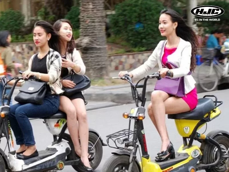 Người điều khiển xe đạp điện có bắt buộc đội mũ bảo hiểm