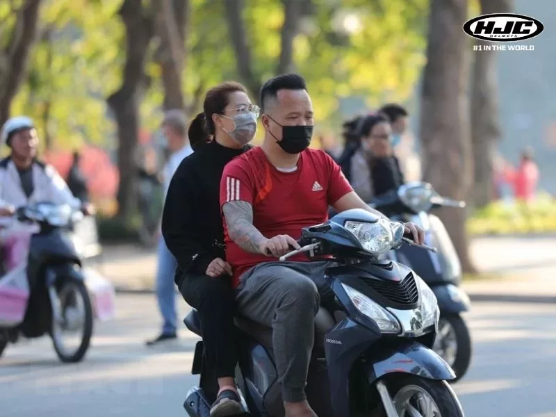 Người điều khiển xe máy không đội mũ bảo hiểm