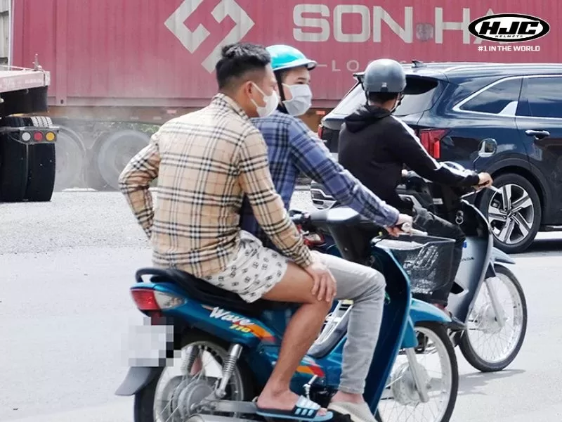 Người ngồi sau không đội mũ bảo hiểm