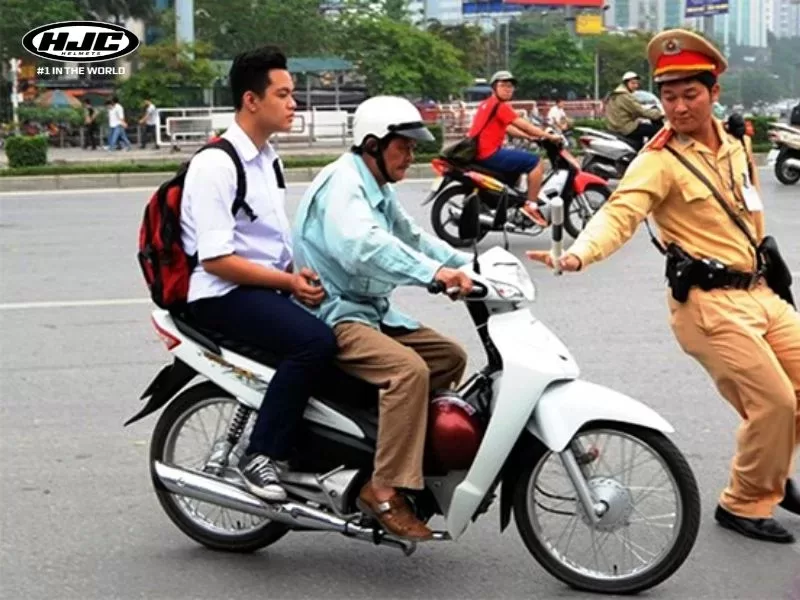 Người ngồi sau xe máy không đội mũ bảo hiểm