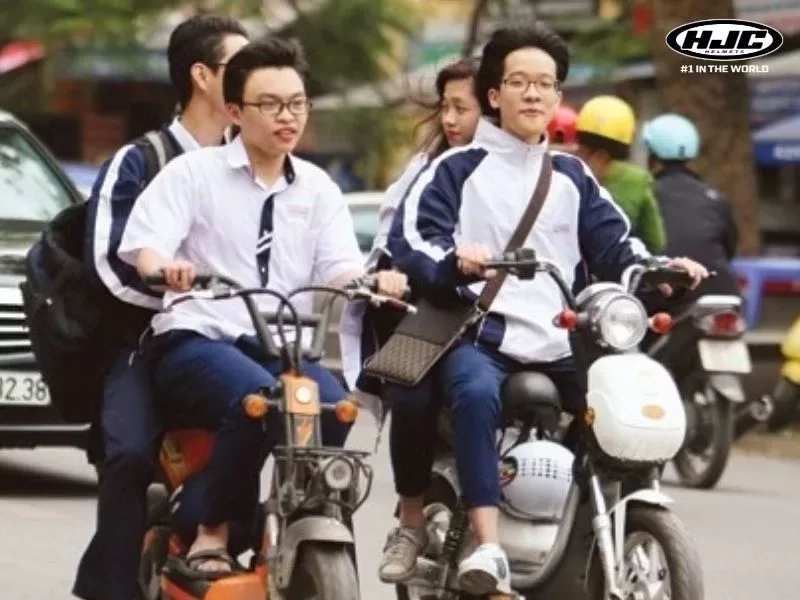 Người sử dụng xe điện không đội mũ bảo hiểm